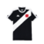 Camisa titular do Vasco 2024 vista de frente: preta com faixa branca diagonal e detalhes em branco. Destaque para "Dinamite Eterno" na faixa e homenagens a Roberto Dinamite.