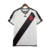 A nova camisa reserva do Vasco homenageia o período vitorioso entre 1997 e 2000. Branca, com faixa diagonal preta e contorno vermelho, faixas pretas nas mangas e gola V com sobreposição preta. O escudo e o logo da Kappa são destaque no peito.