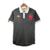 Camisa alternativa do Vasco 2023 Kappa: o preto predomina no uniforme que homenageia os "camisas negras", campeões em 1923. Detalhes em branco e em dourado são vistos. Gola polo com botões. Símbolo 125 anos do clube.