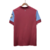 A camisa titular do West Ham mantém seu design tradicional com o corpo vinho, mangas azul celeste e gola redonda. Destaque para as bolinhas de sabão em referência à música da torcida.