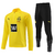 Conjunto de treino Borussia Dortmund 23/24 Puma: casaco todo amarelo e calça preta com detalhes brancos. Escudo do Borussia e logo Puma bordados.