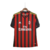 Camisa titular AC Milan 13/14 Adidas: tradicional vermelho e preto, com listras douradas nos ombros e friso vermelho na gola com bandeira da Itália. Escudo Milan e logo adidas bordados.