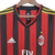 Camisa titular AC Milan 13/14 Adidas: tradicional vermelho e preto, com listras douradas nos ombros e friso vermelho na gola com bandeira da Itália. Escudo Milan e logo adidas bordados.