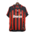 Camisa titular AC Milan 06/07 Adidas: modelo teamgeist com tradicional rubro-negro. Detalhes em dourado no tronco e nas mangas. Golo estilo polo preta com friso vermelho. Na nuca, escrito "Rossoneri" em dourado.