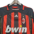 Camisa titular AC Milan 06/07 Adidas: modelo teamgeist com tradicional rubro-negro. Detalhes em dourado no tronco e nas mangas. Golo estilo polo preta com friso vermelho. Na nuca, escrito "Rossoneri" em dourado.