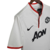 Segundo uniforme Manchester United 2013/14 Nike: Camisa branca, com detalhes em vermelho na gola e nas mangas. Escudo Manchester United, logo Nike e patrocínio AON em preto. Escudo "Red Devil" na nuca em preto.