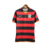 Camisa titular Flamengo 2008 Nike vista de frente. Listras rubro-negras finas, com detalhes em dourado na gola, nas mangas e na barra da camisa. Escudo CRF gravado em branco e logo Nike bordado em dourado.