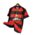 Camisa titular Flamengo 2003 Nike vista de frente. Rubro-negra com detalhes pretos nas laterais; mangas rubro-negras e gola redonda. Escudo Flamengo e logo Nike bordados.