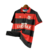 Camisa titular Flamengo 1992 Umbro vista da frente. Rubro-negra, com gola polo vermelha com detalhes pretos; manga com frisos detalhados em preto. Escudo CRF e logo Umbro gravados em branco.