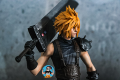 Estatua Cloud Strife Final Fantasy 7 na internet