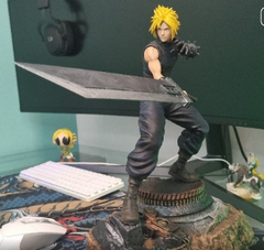 Estatua Cloud Strife Final Fantasy 7 pose 2