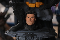 Estatua Batman sentado na internet