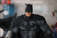 Estatua Batman sentado - Nerd Marombeiro