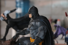 Estatua Batman sentado - Nerd Marombeiro