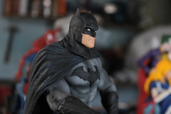 Imagem do Estatua Batman sentado