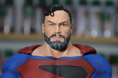 Estatua Superman Reino do Amanhã na internet