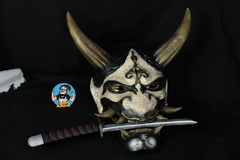 Hannya Branco com katana