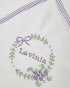 Toalha de Banho com Capuz Moldura Floral Lilas na internet