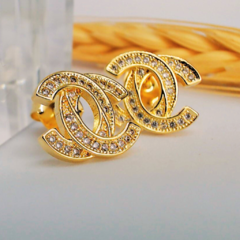 Brinco em formato Chanel de Micro Zircônia Branco , Semijoia em Ouro 18K - Montenegro Semijoias