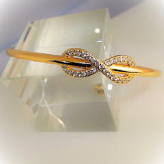 Bracelete Infinito com Micro Zircônias, Semijoia banho em Ouro 18k - comprar online