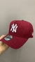 BONÉ NY YANKEES VERMELHO ESCURO NEW ERA ABA CURVA 9FORTY N121