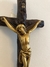 Crucifixo em imitação de madeira com dourado envelhecido - comprar online