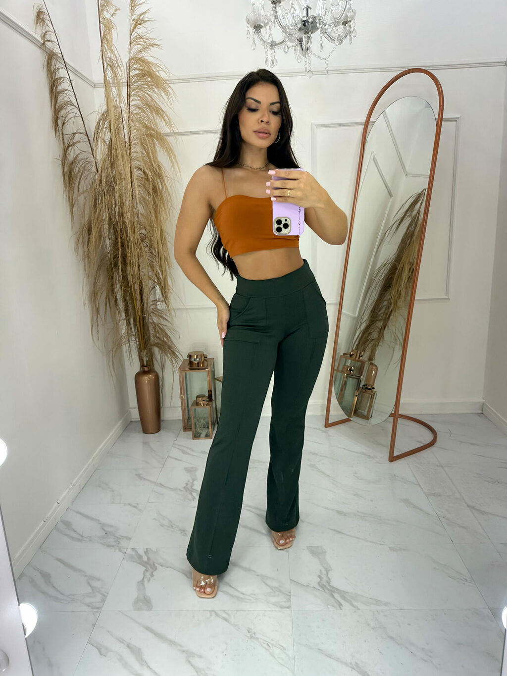 Look com calça flare best sale verde militar