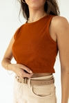 CROPPED ESSENCIAL CARAMELO