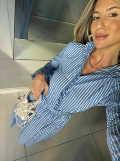 Camisa Listrada azul e branca, Camisa feminina com detalhes, camisa com plissado