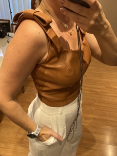 CROPPED DE PU, TOP COM LAÇO NA ALÇA, BLUSA EM PU