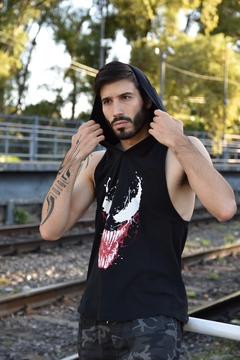 Musculosa con capucha Venom en internet