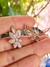 Brinco com fecho argola flor cravejado com zircônias na internet