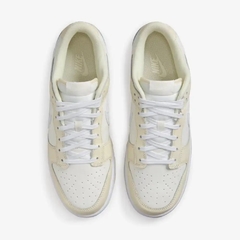 Nike Dunk Low "Coconut Milk" na internet