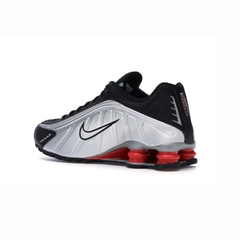 Nike Shox R4 Grey/Black/Red na internet