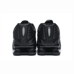 Nike Shox R4 Triple Black na internet