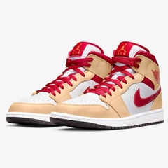 Nike Air Jordan 1 Mid "Light Curry/Cardinal Red" na internet