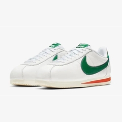 Nike Cortez x Stranger Things "Hawkins High School" na internet