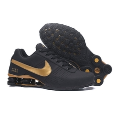 Nike Shox Deliver Black/Gold na internet