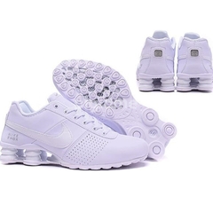 Nike Shox Deliver All White na internet