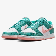 Nike Dunk Low "Washed Teal Snakeskin" na internet