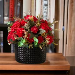 Arranjo de flores artificiais rosas vermelhas no vaso porcelana
