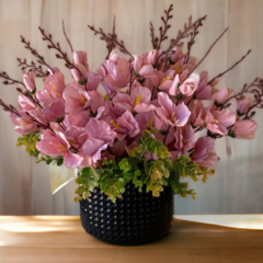 O Arranjo de Flores Artificiais Magnólia Nude oferece beleza atemporal e elegância sem esforço à decoração. Com dimensões de 35cm x 25cm x 25cm.