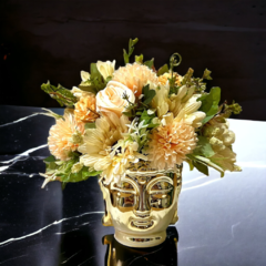 Arranjo de flores artificiais cores mistas no vaso buda dourado na internet