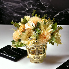 Arranjo de flores artificiais cores mistas no vaso buda dourado