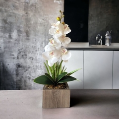Arranjo de flor artificial orquidea no vaso de MDF