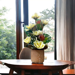 Arranjo de Flores Artificiais Magnólia com 60 cm de altura, 35 cm de largura e 20 cm de profundidade.
