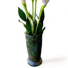 Arranjo de Flores Artificiais Copo de Leite, com imponentes 55 cm de altura e delicados 20 cm de largura, trazendo a beleza clássica e elegante desta flor para a sua decoração.