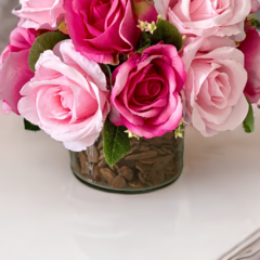 Arranjo de flores artificiais rosas na cor rosa na internet