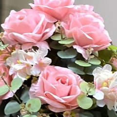 Arranjo de flores artificiais rosas delicadas na internet