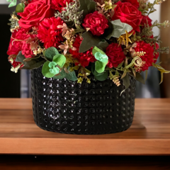 Arranjo de flores artificiais rosas vermelhas no vaso porcelana - comprar online